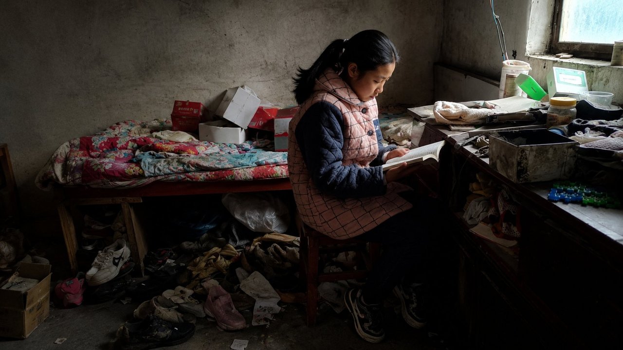 乡村女童在简陋房间里读书 — A rural girl reading in a humble room